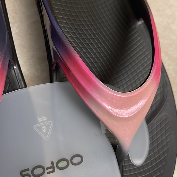 New OOFOS Slippers - Picture 2 of 2